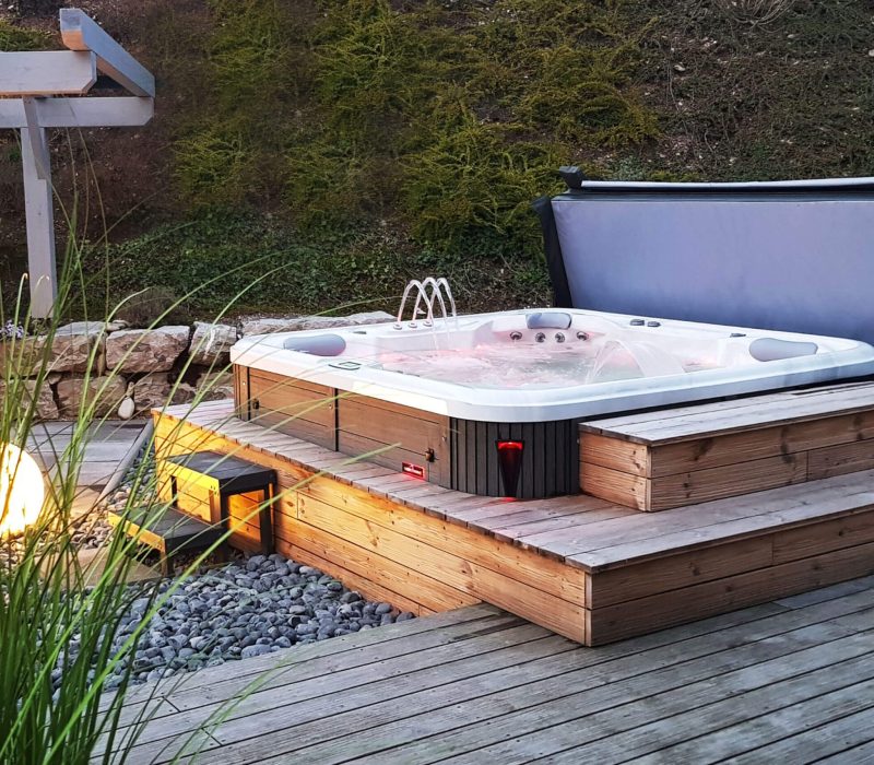 Poolcraft Ltd - Waterwave series 3 spa with jets running